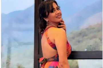 கிளாமர் போட்டோஸ் தாண்டி நீச்சல் குள வீடியோ வெளியிட்ட தொகுப்பாளினி