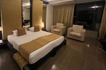 சொகுசு ஹோட்டலில் இரத்த கறைகளுடன் மீட்கப்பட்ட சடலம்