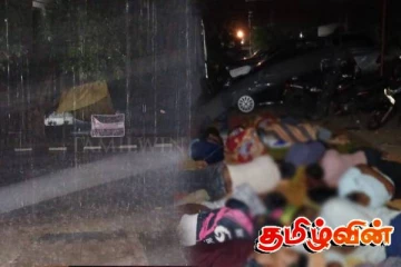 புல்மோட்டை கனிய மணல் கூட்டுத்தாபன ஊழியர்கள் கொட்டும் மழையில் சத்தியாக்கிரக போராட்டத்தில்