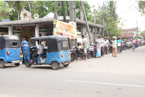 அம்பாறை எரிபொருள் நிரப்பு நிலையத்தில் தொடரும் மக்கள் வரிசை (Photos) | Unprecedented Queue At Alayadiwembu Multipurpose