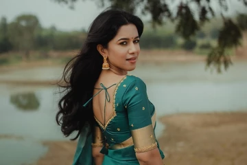 நடிகை மிர்னாலினி ரவி சேலையில் அழகிய போட்டோஷூட்