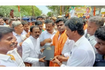 அண்ணாமலைக்கு பைபிள் பரிசு; உடனே அவர் செய்த காரியத்தை பாருங்க - வைரல் வீடியோ!