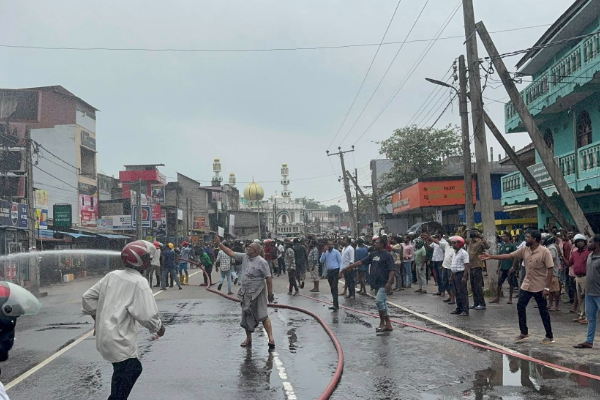 தமிழர் பகுதியில் பற்றி எரியும் க்ஷோ ரூம் | Massive Fire Vavuniya Singer Showroom