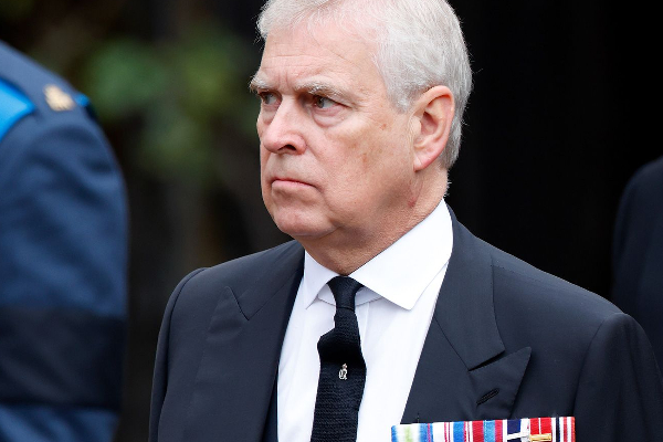 பிரித்தானியாவை விட்டு வெளியேறும் மற்றொரு இளவரசர் | Why Did Prince Andrew Leave The Royal Family