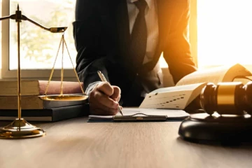 சட்டத்தரணியின் கழுத்தை நெரித்து கொலை செய்ய முயற்சித்த கைதி