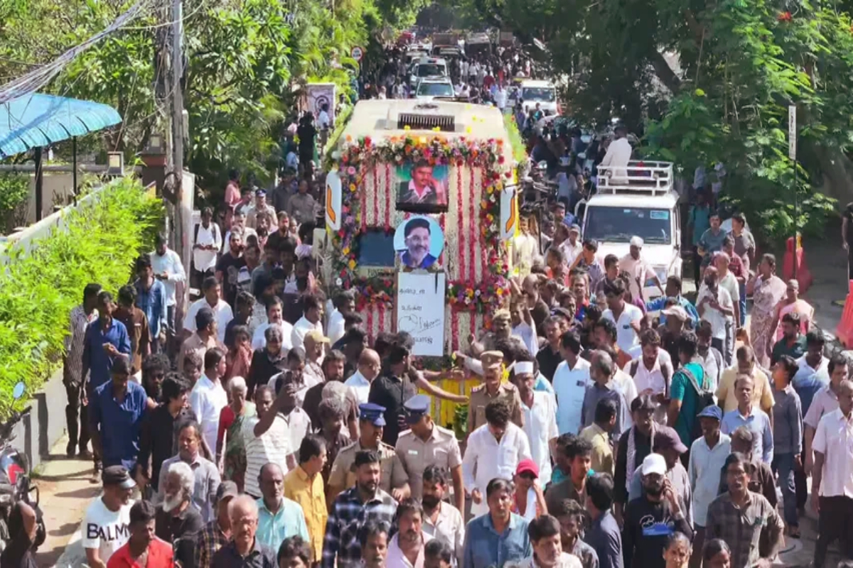 பாக்யராஜ் இறுதி ஊர்வலத்தில் நடிகை ராதிகா செய்த வேலை! காணொளி வைரல் | Actress Radhika Bhagyaraj Funeral Procession Viral