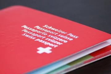 தந்தை மற்றும் மகனுடைய சுவிஸ் பாஸ்போர்ட் அதிரடியாக ரத்து: அதிர்ச்சியை ஏற்படுத்தியுள்ள பின்னணி