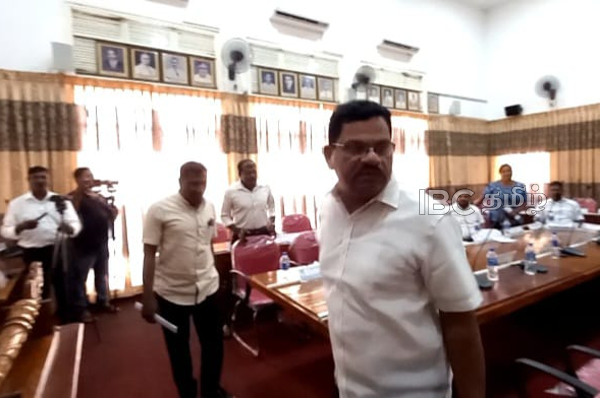 அறிக்கையை கிழித்தெறிந்து வெளியேறிய ரெலோ - மூண்டது உக்கிர மோதல்! | Batticalo Municipal Council Mayor Tna Telo Parties