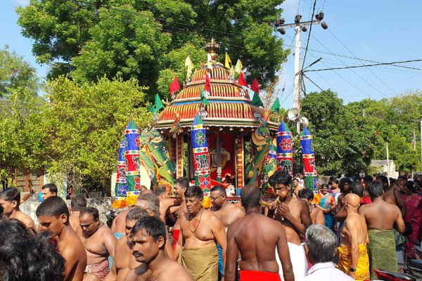 நாளை நல்லூர் கந்தனின் பெருந்திருவிழா; கோலாகலமாக எடுத்துவரப்பட்ட கொடிச்சீலை | Nallur Kandaswamy Kovil Festival In Jaffna 2025