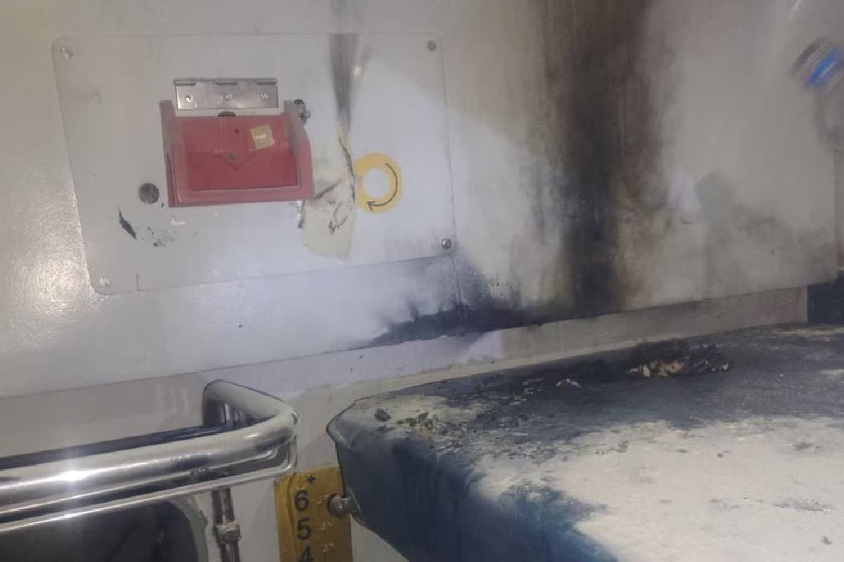 ரயில்களில் செல்போனை சார்ஜ் செய்ய கட்டுப்பாடு; இரவு நேர பயணிகளுக்கு சிரமம் | Railway Bans Phone Charging In Train At Night Time ரயில்களில் செல்போனை சார்ஜ் செய்ய கட்டுப்பாடு; இரவு நேர பயணிகளுக்கு சிரமம் | Railway Bans Phone Charging In Train At Night Time
