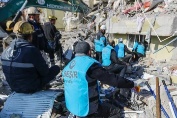 போரை கைவிட்டு துருக்கிக்கு உதவச் சென்ற உக்ரைன் வீரர்கள்!