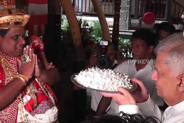 ஜனாதிபதி ரணில்  தலதாமாளிகைக்கு விஜயம்(Photos) | Visit To President Ranil Thaladamalikai