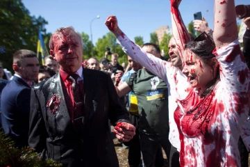 சிவப்பு திரவத்தால் தாக்கப்பட்ட ரஷ்ய தூதர்! பரபரப்பு வீடியோ