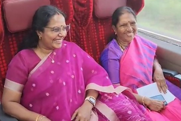 360யில் சுழலும் இருக்கை - ரயிலில் சுற்றி சுற்றி விளையாடி Vibe செய்த வானதி சீனிவாசன் | Vanathi Sreenivasan Vibe On Vande Bharat Train