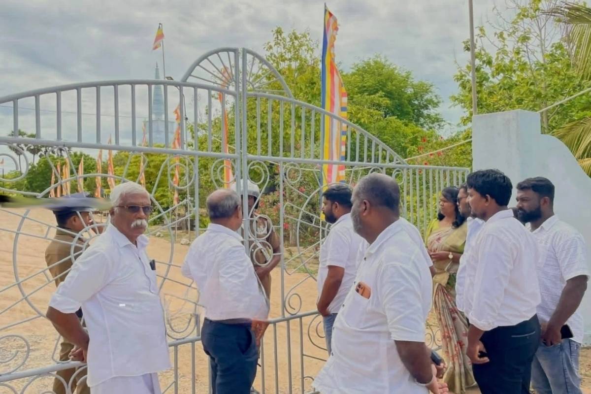 தையிட்டி விகாரைக்கு சென்ற தவிசாளர் உள்ளிட்டோரை திருப்பி அனுப்பிய பொலிஸார் | Police Turned Away Those Who Went Thaiyiddy Vihara தையிட்டி விகாரைக்கு சென்ற தவிசாளர் உள்ளிட்டோரை திருப்பி அனுப்பிய பொலிஸார் | Police Turned Away Those Who Went Thaiyiddy Vihara