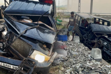 மன்னார் - தள்ளாடி வீதியில் மீனுடன் வந்த வாகனம் விபத்து: சாரதி படுகாயம் (Photos)