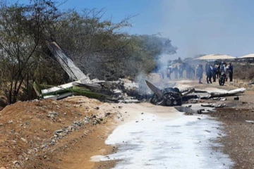 தரையில் விழுந்து நொறுங்கிய விமானம்! பயணித்தவர்கள் அனைவரும் பலி