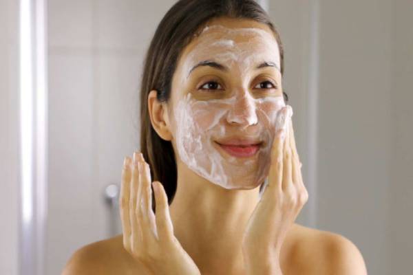 60 வயதிலும் புது பிரகாசம் தரும் அரிசி மா.. யாருக்கும் தெரியாத அழகிகளின் Beauty secret | Homemade Rice Flour Face Pack For Skin