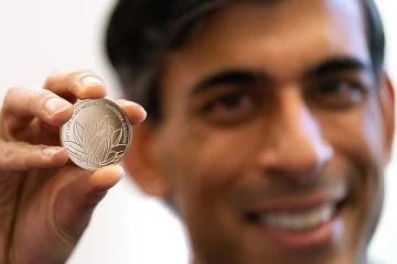 இங்கிலாந்தில்  மகாத்மா காந்திக்கு நினைவு நாணயம் வெளியீடு