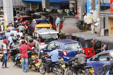எரிபொருள் தட்டுப்பாடு: பாதையை மூடி எதிர்ப்புக்காட்டிய முச்சக்கரவண்டி சாரதிகள்