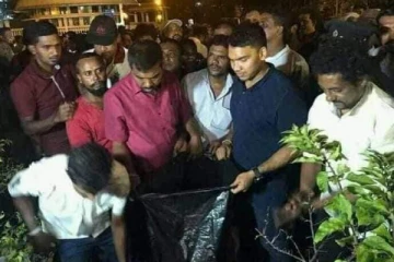 கொழும்பில் பாரிய போராட்டத்தின் பின் வீதியில் குதித்த அமைச்சர் நாமல்! (Photos)