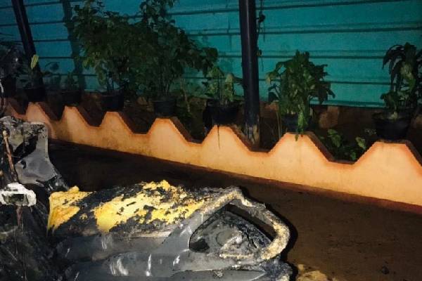 யாழில் வீடு புகுந்து 15 பேர் கொண்ட கும்பல் தாக்குதல் | Petrol Bomb Attack
