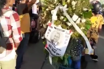 ஜனாதிபதிக்கு எதிராக மலர்வளையத்துடன் காலி முகத்திடலில் போராட்டம் (PHOTOS)