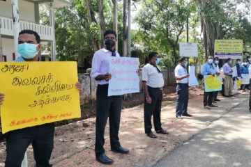 ஐந்தாயிரம் ரூபாய்க்கு அடிபணியமாட்டோம்- நாடளாவிய ரீதியான போராட்டத்தில் அதிபர் ஆசிரியர்கள்!