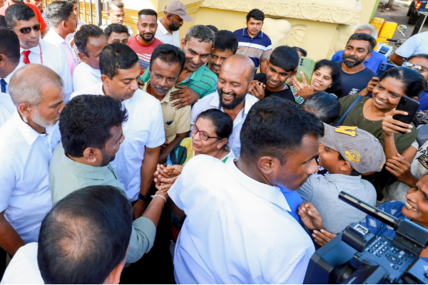 நுவரெலியாவில் சேதமடைந்த வீதிகளை உடன் புனரமைக்க ஜனாதிபதி அறிவுறுத்தல்! | President At Nuwara Eliya District Meeting நுவரெலியாவில் சேதமடைந்த வீதிகளை உடன் புனரமைக்க ஜனாதிபதி அறிவுறுத்தல்! | President At Nuwara Eliya District Meeting