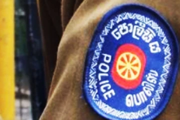 පොලිස් කොස්තාපල්වරියකට කොස්තාපල්වරයෙක් පහර දීලා - ඇයගේ ජංගම දුරකතනයත් පැහැරගෙන..