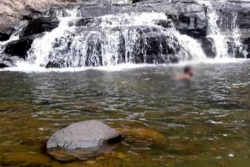 நீர்வீழ்ச்சியில் நீராட சென்ற நால்வர் பலி – ஒருவரை காணவில்லை