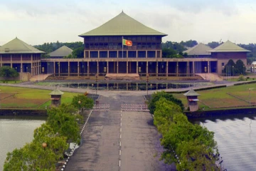 நாடாளுமன்றில் கடும் குழப்ப நிலை ; 10 நிமிடங்கள் ஒத்தி வைப்பு