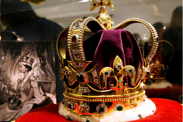 சிறப்பு நகையுடன் அடக்கம் செய்யப்படும் எலிசபெத் ராணியார்! பெட்டி மட்டும் பல மில்லியன் இருக்குமாம் | Queen Be Buried Special Piece Of Jewelry