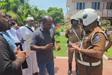 மன்னாரில் பொதுமக்கள் பொலிஸார் முறுகல்!