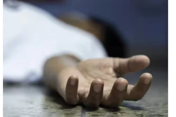 வீட்டின் கூரையில் இருந்து கீழே விழுந்து நபர் ஒருவர் உயிரிழப்பு