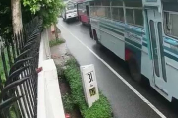 බස්, ලොරි අනතුරින් විශාල පිරිසක් රෝහලට - සීසීටීවී දර්ශන සහිතයි..(CCTV VIDEO)