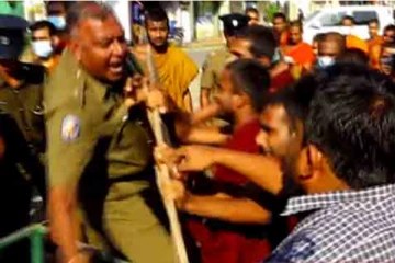 පොලිස් ලොක්කෙක් බිම හෙලූ දැවැන්ත විරෝධය - (VIDEO)