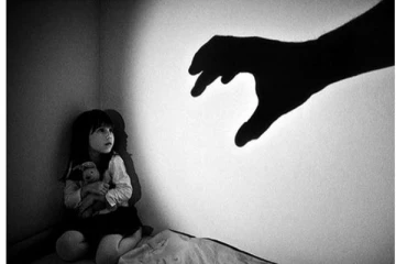 மகளை ஆபாச படம் பார்க்க சொல்லி துன்புறுத்திய தந்தை, சித்தப்பா.. கொடூர சம்பவம்!