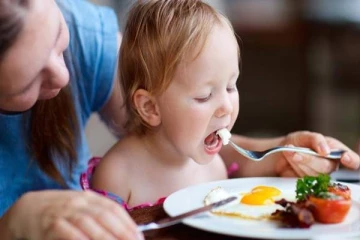 அதிகமாக முட்டை சாப்பிடுவதால் ஏற்படும் ஆபத்துக்கள் என்னென்ன?