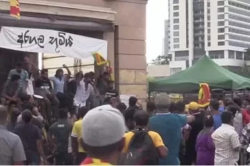 අරගල භූමියේ ඔබ මෙතෙක් නොඇසූ අමුතුම සිදුවීමක් ගැන ප්රබලයෙකුගෙන් විශේෂ හෙළිදරව්වක්(VIDEO)..
