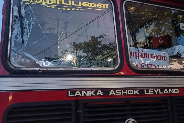 முடங்கிய வடக்கு - கிழக்கு..! சேவையில் ஈடுபட்ட அரச பேருந்தின் மீது கல்வீச்சு தாக்குதல் (காணொளி) | A Stone Pelting Attack On A Government Bus
