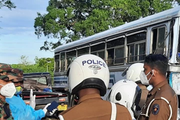 கோவிட் தொற்றாளர்களை ஏற்றிச் சென்ற வாகனம் விபத்து  - இரு பெண்கள் பலி