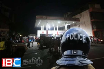 அதிகாலைவேளை பயங்கரம் : பெண்ணை மோதி கொல்ல வந்த காரால் பரபரப்பு