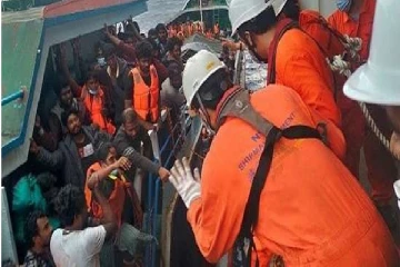 சர்வதேச கடற்பரப்பில் தத்தளித்த இலங்கையர்கள் 303 பேர் மீட்பு!