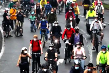 ஜேர்மனியில் சாலையை ஆக்கிரமித்த சைக்கிள் ஓட்டுனர்கள்! மோசமான போக்குவரத்தை எதிர்த்து ஆர்ப்பாட்டம்