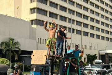 காலிமுகத்திடல் போராட்டத்தில் புகுந்த காட்டுவாசி