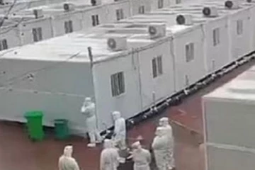 உயிரோடு மனிதர்களை இரும்பு பெட்டிக்குள் அடைத்து வைத்து சித்ரவதை! பதறவைக்கும் வீடியோ