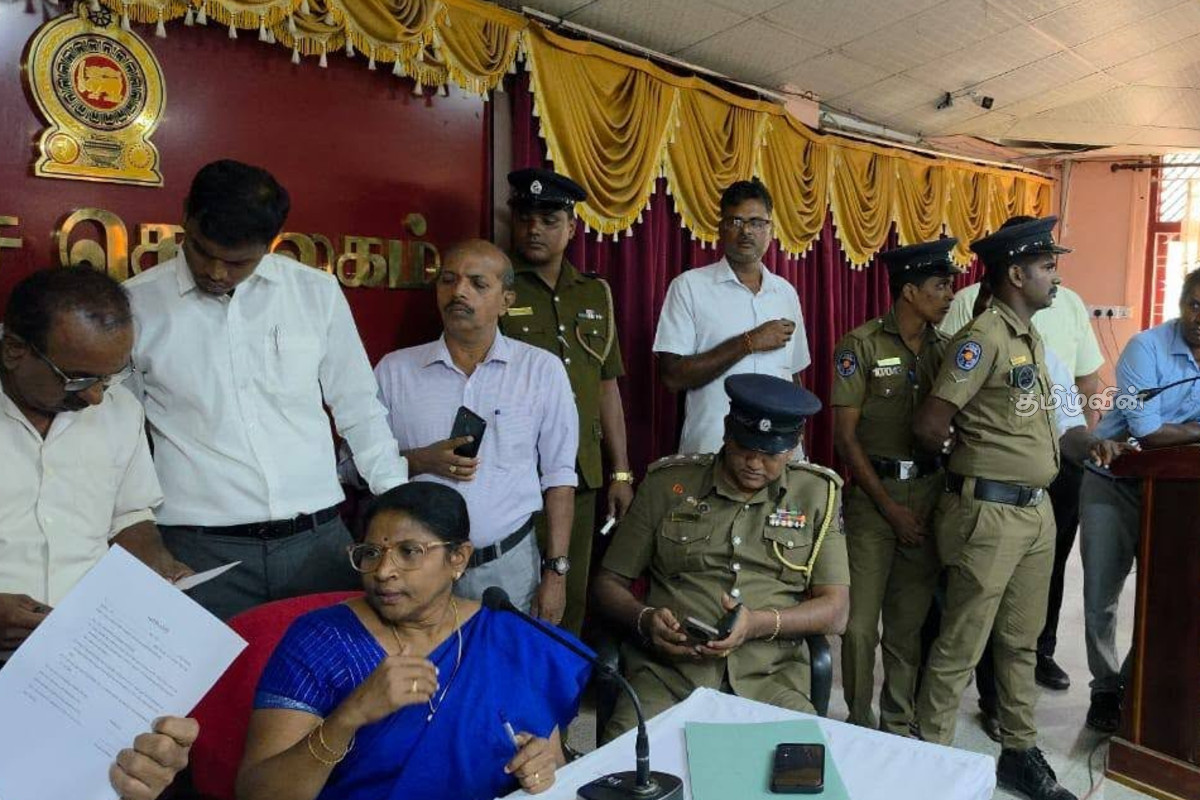 இழப்பீட்டு தொகை குறிப்பிடாமல் கடிதத்தில் கையொப்பம் வாங்க முயற்சி - தெல்லிப்பழை பிரதேச செயலகத்தில் குழப்பம் | Confusion At The Tellipalla Divisional Secretariat