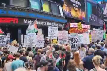 ஈரான் தாக்குதலுக்கு எதிராக அமெரிக்காவில் வெடித்த ஆர்ப்பாட்டம்