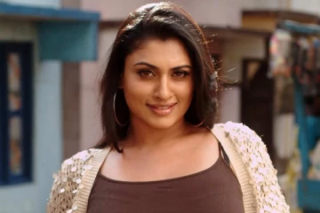 42 வயசில் இவ்வளவு கவர்ச்சி தேவையா.. மாளவிகாவின் லேட்டஸ்ட் போட்டோஸ் வைரல்